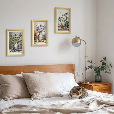Tavelvägg med 3 tavlor med motiv av blommor och oliver i vaser mot en ljus bakgrund