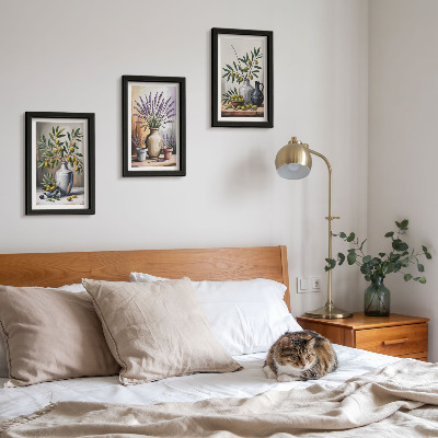 Tavelvägg med 3 tavlor Blommor och oliver i vaser mot en ljus bakgrund