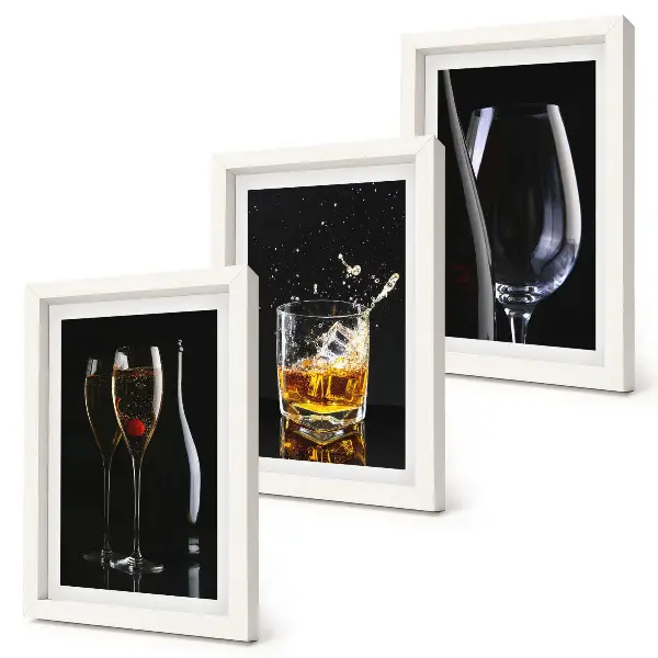 Tavelvägg med 3 tavlor motiv med glas av vin och whisky på svart bakgrund