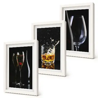 Tavelvägg med 3 tavlor motiv med glas av vin och whisky på svart bakgrund