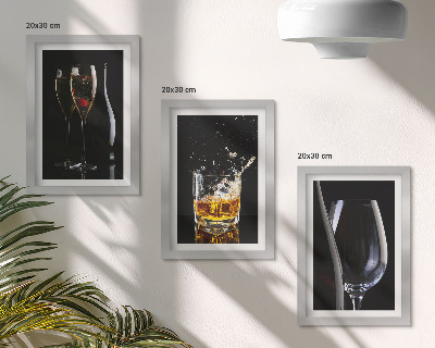 Tavelvägg med 3 tavlor Glas vin och whisky på svart bakgrund