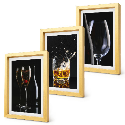 Tavelvägg med 3 tavlor Glas vin och whisky på svart bakgrund