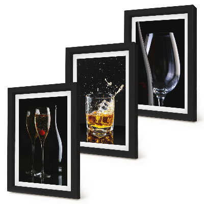 Tavelvägg med 3 tavlor Glas vin och whisky på svart bakgrund