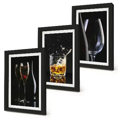 Tavelvägg med 3 tavlor motiv med glas av vin och whisky på svart bakgrund