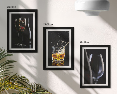 Tavelvägg med 3 tavlor Glas vin och whisky på svart bakgrund