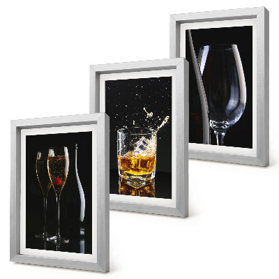 Tavelvägg med 3 tavlor Glas vin och whisky på svart bakgrund