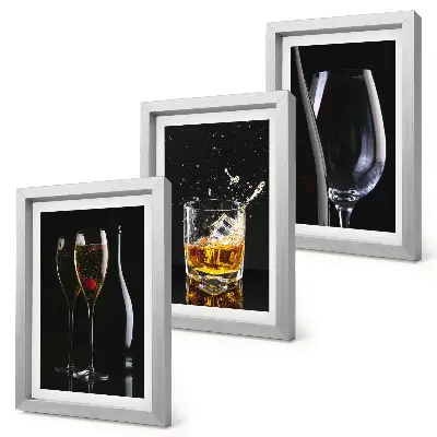 Tavelvägg med 3 tavlor motiv med glas av vin och whisky på svart bakgrund