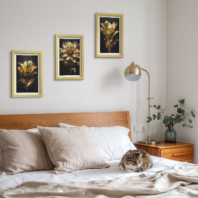 Tavelvägg med 3 tavlor Blommor i gula nyanser mot en mörk bakgrund