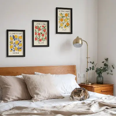 Triptyk med ram blomsteraffischer med motiv från London, Milano och Paris