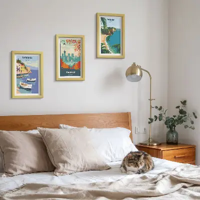 Triptyk med stadsbilder och landskap tavlor i ram med motiv från Grekland, Kanada och Australien