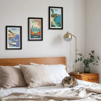 Triptyk med stadsbilder och landskap tavlor i ram med motiv från Grekland, Kanada och Australien