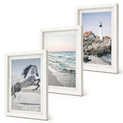 Posterpaket hästar i rörelse vid stranden vid en fyr med vattenvågor