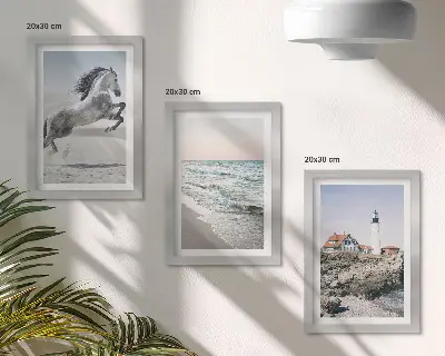 Posterpaket hästar i rörelse vid stranden vid en fyr med vattenvågor