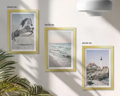 Posterpaket hästar i rörelse vid stranden vid en fyr med vattenvågor