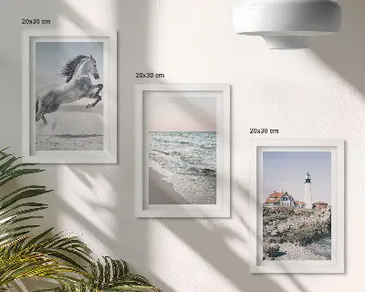 Posterpaket hästar i rörelse vid stranden vid en fyr med vattenvågor