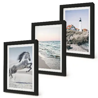 Posterpaket hästar i rörelse vid stranden vid en fyr med vattenvågor