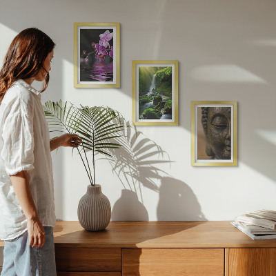 Triptyk tavla med ram Blommor i vattenfallet med gröna stenar Buddha