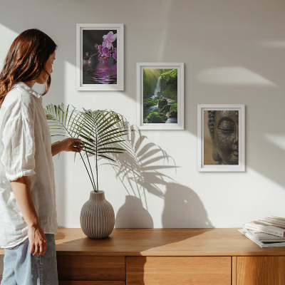 Triptyk tavla med ram Blommor i vattenfallet med gröna stenar Buddha