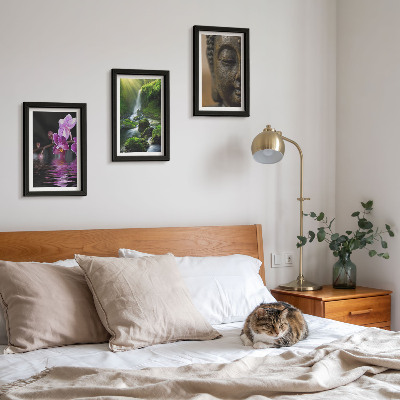 Triptyk tavla med ram Blommor i vattenfallet med gröna stenar Buddha