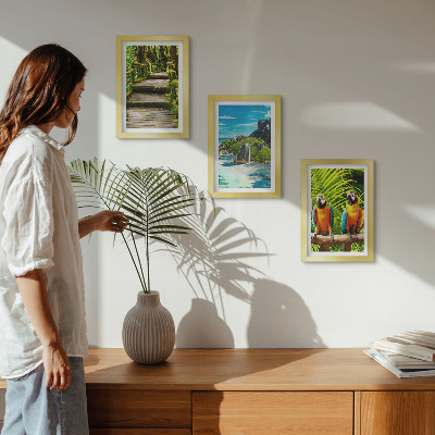 Posterpaket Tropisk skog med ett vattenfall och färgglada papegojor