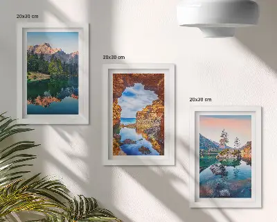 Triptyk tavla med ram bergsjöar med reflektioner i vatten och klippor