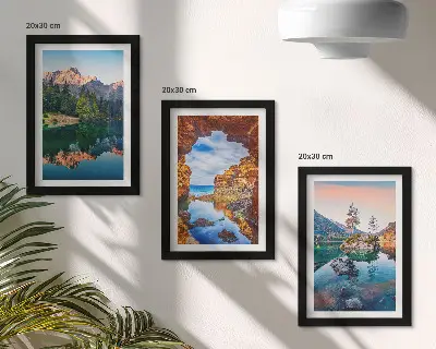 Triptyk tavla med ram bergsjöar med reflektioner i vatten och klippor