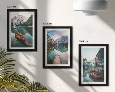 Tavelvägg med 3 tavlor motiv av en sjö i bergen med båtar och en träkoja