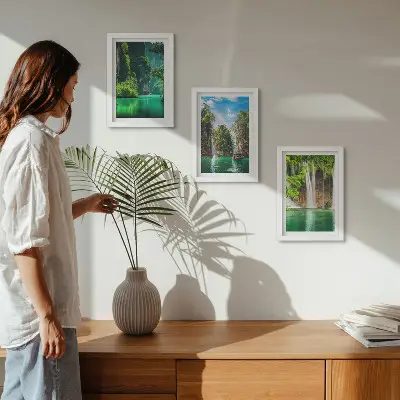 Gröna landskap med vattenfall och klippor triptyk med ram