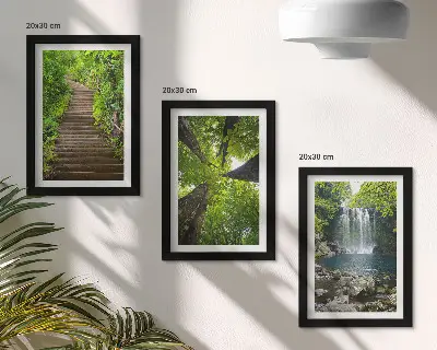 Tavelvägg med 3 tavlor med motiv av skogsstig, vattenfall och grön vegetation