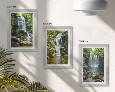 Posterpaket Vattenfall i en grön miljö med stenar och vatten