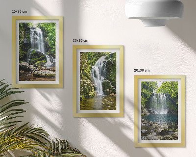 Posterpaket Vattenfall i en grön miljö med stenar och vatten