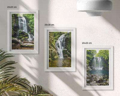 Posterpaket Vattenfall i en grön miljö med stenar och vatten