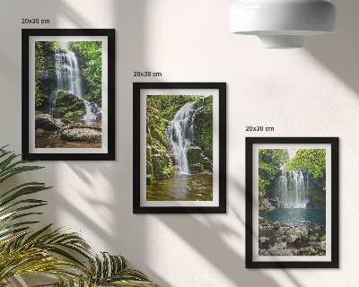 Posterpaket Vattenfall i en grön miljö med stenar och vatten