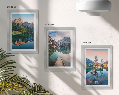 Triptyk tavla med ram Bergsjöar med reflektioner i vattnet och skogen