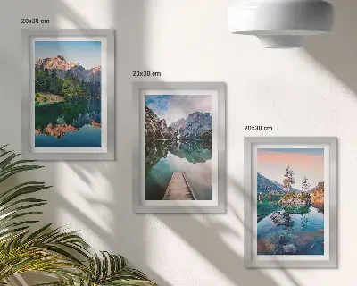 Bergsjöar med reflektioner i vattnet och skogen triptyk med ram