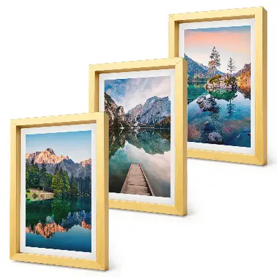 Bergsjöar med reflektioner i vattnet och skogen triptyk med ram