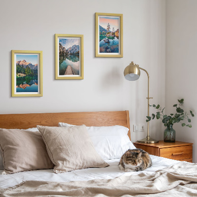 Triptyk tavla med ram Bergsjöar med reflektioner i vattnet och skogen