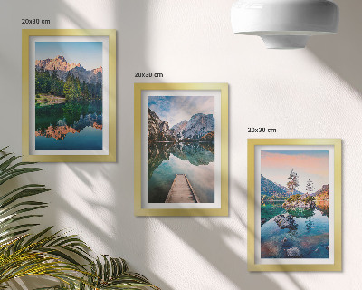 Triptyk tavla med ram Bergsjöar med reflektioner i vattnet och skogen