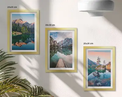 Bergsjöar med reflektioner i vattnet och skogen triptyk med ram