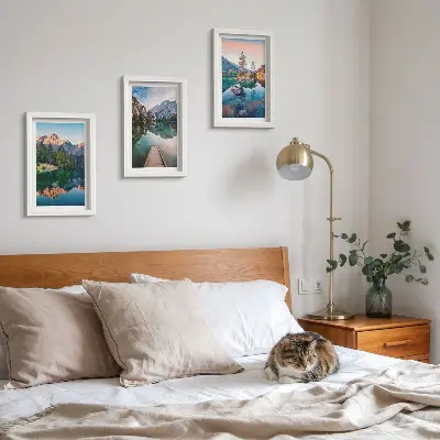 Bergsjöar med reflektioner i vattnet och skogen triptyk med ram