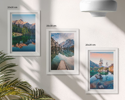 Triptyk tavla med ram Bergsjöar med reflektioner i vattnet och skogen