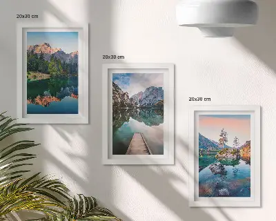 Bergsjöar med reflektioner i vattnet och skogen triptyk med ram