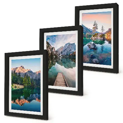 Bergsjöar med reflektioner i vattnet och skogen triptyk med ram