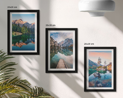 Triptyk tavla med ram Bergsjöar med reflektioner i vattnet och skogen