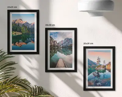 Bergsjöar med reflektioner i vattnet och skogen triptyk med ram