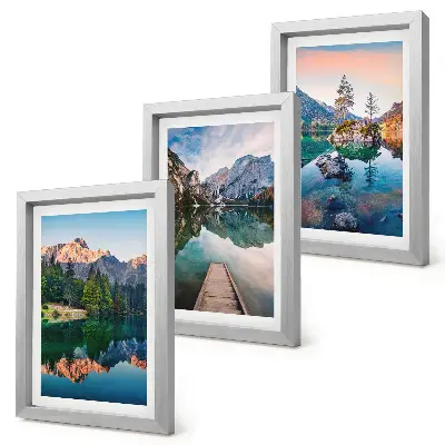 Bergsjöar med reflektioner i vattnet och skogen triptyk med ram