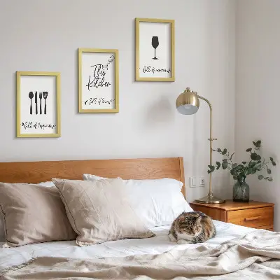Tavelvägg med 3 tavlor med motiv av köksredskap och text för köket