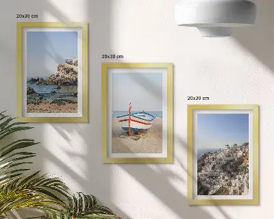 Tavelvägg med 3 tavlor med motiv av havsutsikt med båt och vita hus i Grekland