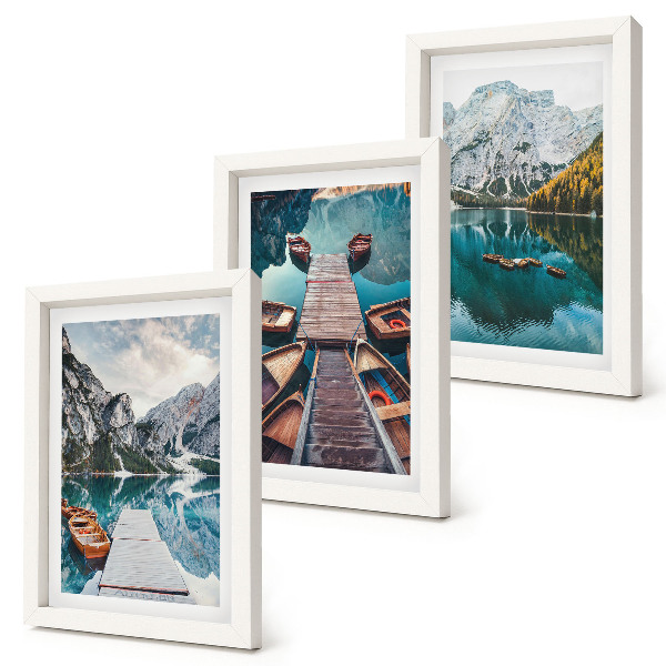 Triptyk tavla med ram En sjö med träpirer och berg