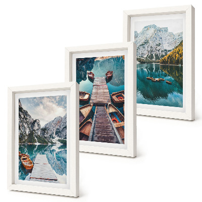 Triptyk tavla med ram En sjö med träpirer och berg